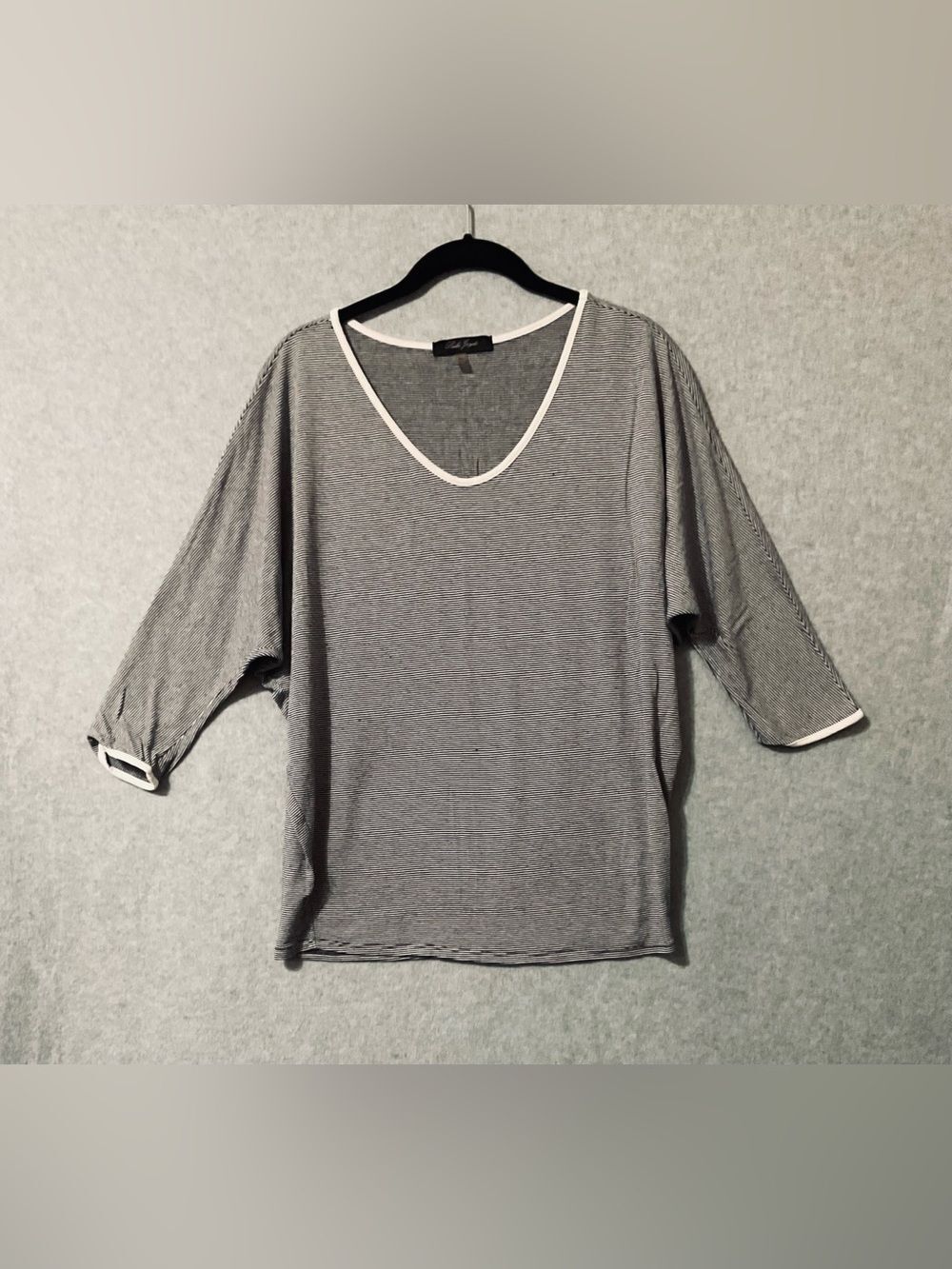 Laila Jayde Black and White Striped V-Neck Dolman Sleeve Top Sz M